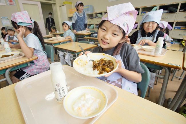 広尾のツブ、児童も大満足　漁協が無償提供し給食に