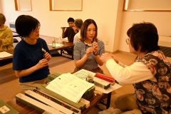 音更雅楽会のメンバー（右）に篳篥の音の出し方を教わる参加者ら