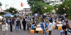 ビアガーデンの参加者でにぎわう士幌神社の境内
