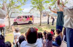 デフリンピックを盛り上げるため各地を回るキャラバンカーを見送る子どもたち（塩原真撮影）