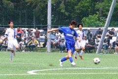 【決勝・下音更―帯南町】後半２９分、下音更の（２１）青木陽真（手前）がこぼれ球に走り込んでシュート。これが決勝点となった