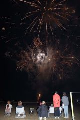 園児や住民らが閉所前の思い出を刻んだ花火