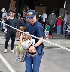 ロープ渡りを体験する子ども