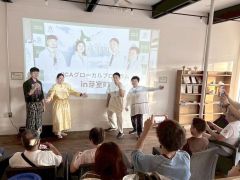 派遣先の民族衣装を身にまとい、懇親会で自己紹介をする研修生たち