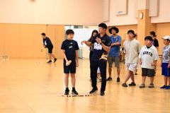 参加者に投げ方を教える田上さん