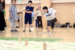 モルックをプレーする参加者