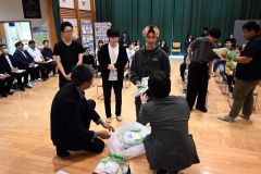 学年ごとに思い出の品を受け取る卒業生ら