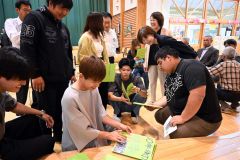 １０年後の自分に宛てたメッセージを手に笑顔で語り合う卒業生ら