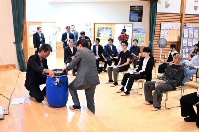 １０年前のタイムカプセル開封　帯広清川小開校６０周年記念事業