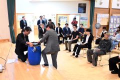 １０年前のタイムカプセル開封　帯広清川小開校６０周年記念事業