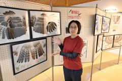 「展示された羽根を見た後に園で飼育している個体も観察してほしい」と話す小林獣医師