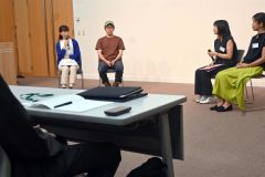 先輩講話をする太田さん、川瀬さん（左から）