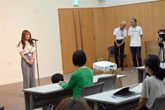 自己紹介する受講者ら