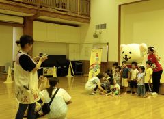園児ら約１４０人が絵本の読み聞かせやクイズなどを楽しんだ