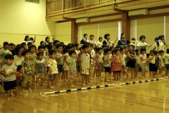 園児ら約１４０人が絵本の読み聞かせやクイズなどを楽しんだ