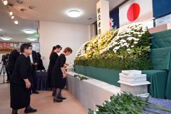 遺族や町の関係者らが犠牲者の冥福を祈った