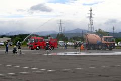 ミキサー車から供給された水を用いた放水訓練