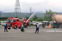 ミキサー車から供給された水を用いた放水訓練