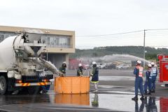 ミキサー車から供給された水を用いた放水訓練
