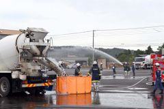 ミキサー車から供給された水を用いた放水訓練