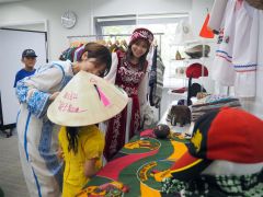 民族衣装を試着する来場者ら