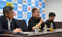 イベントの概要を説明する堀江さん（中央）、左は黒川町長、右は梶原帯広青年会議所理事長予定者