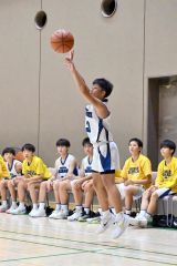 ３点シュートを決める帯八男子の本間颯太