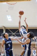 シュートを放つ帯八男子の中山稔也