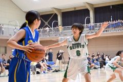守備をする帯西陵女子の青木美空