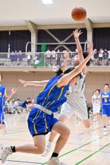 ファウルを受けながらもシュートを決める帯西陵女子の磯部玲菜