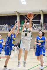 シュートを放つ帯西陵女子の高橋伶奈