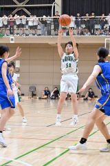 シュートを放つ帯西陵女子の磯部玲菜