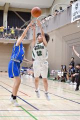 シュートを放つ帯西陵女子の大塚野乃