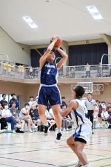 シュートを放つ帯四男子の遠藤亮佑