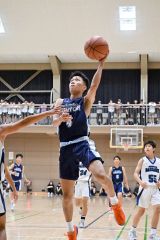 シュートを放つ帯四男子の田中心大