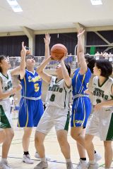 ゴール下の攻防を繰り広げる女子の帯西陵（白色ユニホーム）と帯四の選手たち