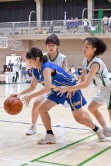 守備でプレッシャーをかける帯西陵女子の選手たち（白色ユニホーム）
