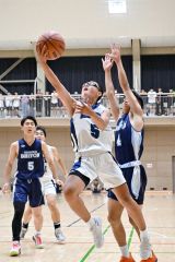 【男子決勝・帯八―帯四】レイアップシュートを狙う帯八の武田瑛汰
