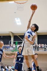 【男子決勝・帯八―帯四】ゴール下のシュートを決める帯八の芦谷充基