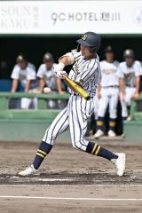 【準々決勝・白樺学園―クラーク国際】白樺学園は１回２死三塁で冨澤悠斗が中前適時打を放ち先制する