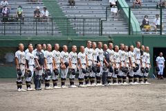【準々決勝・白樺学園―クラーク国際】４－２で勝利し校歌を斉唱する白樺学園ナイン