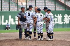 【準々決勝・白樺学園―クラーク国際】白樺学園は９回２死満塁のピンチで内野陣がマウンドに集まる