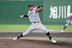 【準々決勝・白樺学園―クラーク国際】白樺学園は２番手として土屋優輝がマウンドに上がる