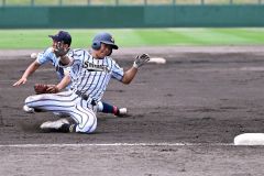 【準々決勝・白樺学園―クラーク国際】７回、白樺学園の後藤健は送球間に二塁から三塁へと進みチャンスを拡大する