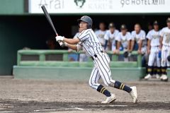 【準々決勝・白樺学園―クラーク国際】白樺学園は７回１死で後藤健が左翼に二塁打を放ちチャンスを演出する