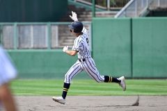 【準々決勝・白樺学園―クラーク国際】白樺学園の冨澤悠斗は４回無死で本塁打を放ち、右手を高々と掲げながらダイヤモンドを回る