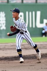 【準々決勝・白樺学園―クラーク国際】白樺学園の神谷春空が１回２死三塁のピンチを三振でしのぎ、雄たけびをあげる