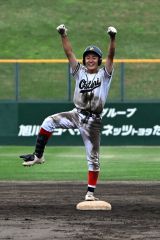 【準々決勝・帯大谷―旭川明成】帯大谷は１１回無死満塁で齋藤琉希が二塁ゴロで失策を誘い２点を入れる。齋藤は二塁上で高々と両手を掲げる
