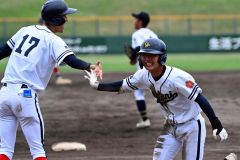 【準々決勝・帯大谷―旭川明成】帯大谷は９回１死一、三塁で野坂奏聖（右）がスクイズを決め、一塁コーチャーの野尻剣心とタッチを交わす