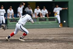 【準々決勝・帯大谷―旭川明成】帯大谷は９回１死一、三塁で野坂奏聖がスクイズを決めて同点に追いつく